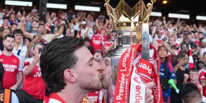 Ο Ντέκλαν Ράις με την κούπα της Premier League