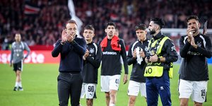Οι παίκτες και ο προπονητής του ΟΦΗ