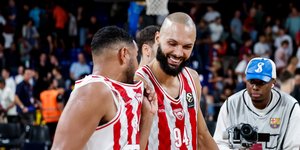 Ο Εβάν Φουρνιέ με τη φανέλα του Ολυμπιακού