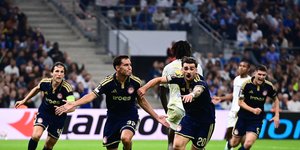 Οι παίκτες του Ολυμπιακού κατά τη διάρκεια των πανηγυρισμών τους κόντρα στη Μαρσέιγ 