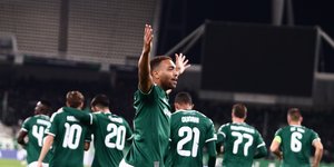 O Σίριλ Ντέσερς τη στιγμή του πανηγυρισμού του 