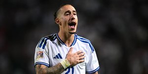 O Κώστας Τσιμίκας με τη φανέλα της Εθνικής 