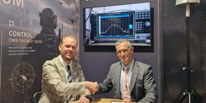 O Dan Hermansen, CEO MyDefence Group, με τον Δρ. Γρηγόρη Κουτσογιάννη, CEO  EFA GROUP, κατά την υπογραφή της συμφωνίας