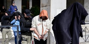 Οι συλληφθέντες για την υπόθεση της Pizza Fan οδηγούνται από τη ΓΑΔΑ στην Ευελπίδων