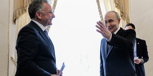 Αριστερά ο Στιβ Γουίτκοφ και ο Βλαντιμίρ Πούτιν