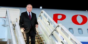 Ο Βλαντιμίρ Πούτιν αποβιβάζεται από το προεδρικό αεροσκάφος