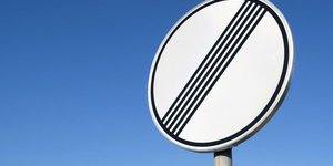 H ταμπέλα του ΚΟΚ που ρυθμίζει τα όρια ταχύτητας 