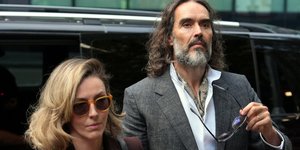 Ο κωμικός και ηθοποιός Ράσελ Μπραντ, συνοδευόμενος από τη σύζυγό του Λόρα Μπραντ, έξω από το Δικαστήριο του Σάουθγουορκ 