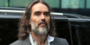 Ο Ράσελ Μπραντ ενώ προσέρχεται στο δικαστήριο 