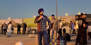 Κόσμος έξω από το αεροδρόμιο στο Ριάντ μετά από επίθεση
