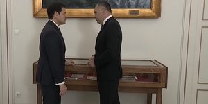Ο Γ. Γεραπετρίτης δείχνει στον Ρούμπιο την προθήκη με το βιβλίο του Γουέμπστερ