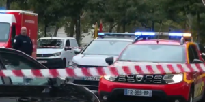 Ασθενοφόρα στο σημείο όπου ένας 39χρονος άνοιξε πυρ εναντίον πολιτών στο Παρίσι