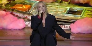 Η συγκινητική αφιέρωση της Ελεωνόρας Ζουγανέλη στον Γιώργο Μαζωνάκη, καλεσμένη στο «Αλ Τσαντίρι Νιουζ»