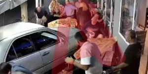 Θεσσαλονίκη: Μεθυσμένος οδηγός «μπούκαρε» με το αυτοκίνητο σε ουζερί - Τρεις τραυματίες<p>Πηγή: <a target="_blank" href="https://www.iefimerida.gr">iefimerida.gr</a> - <a target="_blank" href="https://www.iefimerida.gr/ellada/thessaloniki-odigos-mpoykare-se-oyzeri">Θεσσαλονίκη: Μεθυσμένος οδηγός «μπούκαρε» με το αυτοκίνητο σε ουζερί 