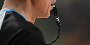 Διαιτητής μπάσκετ με σφυρίχτρα