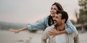 Ζευγάρι στην παραλία