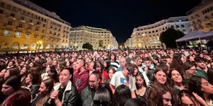 Χιλιάδες κόσμου στην Πλατεία Αριστοτέλους και τη συναυλία για τον Θάνο Μικρούτσικο  
