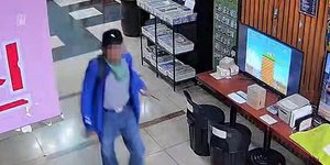 Νοτιοκορεάτης εισέβαλε με μαχαίρια σε σούπερ μάρκετ