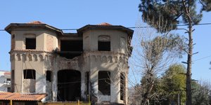 Στη Βασιλίσσης Όλγας 261-263 στέκει ένα μισογκρεμισμένο αρχοντικό του 1919 που η Θεσσαλονίκη ξέρει ως «το στοιχειωμένο σπίτι» / INSTAGRAM