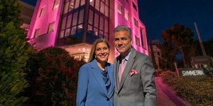 Το κτίριο της SYMMETRIA® φωτίστηκε συμβολικά σε ροζ χρώμα από την Αλεξάνδρα Πάλλη-Γιαννακοπούλου, πρόεδρο του CSR Hellas.