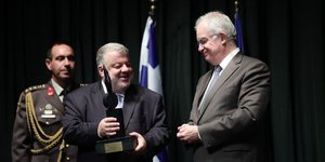 Ο δήμαρχος Αργοστολίου Θεόφιλος Μιχαλάτος προσφέρει στον ΠτΔ το γλυπτό «Στρόβιλος» του Γεράσιμου Σκλάβου