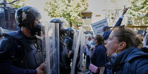 Διαδηλωτές έρχονται αντιμέτωποι με την αστυνομία στα Τίρανα