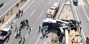 Θανατηφόρο τροχαίο τουριστικού λεωφορείου με όχημα οδικής βοήθειας στην Τουρκία