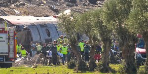 Οι υπηρεσίες έκτακτης ανάγκης εργάζονται στον τόπο της σύγκρουσης των δύο τρένων στην Ούρδα της Ισπανίας