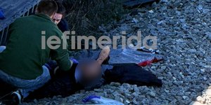 Ο οδηγός του φορτηγού πεσμένος στις γραμμές του Προαστιακού 