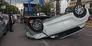 Ανετράπη αυτοκίνητο στην Καλλιθέα 