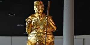 Τι συμβολίζει το άγαλμα του Nτόναλντ Τραμπ που μπήκε στο Ευρωκοινοβούλιο