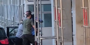 Η στιγμή που η Βάσω Τσαρούχα φτάνει στη ΓΑΔΑ