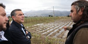 Στο Οροπέδιο Λασιθίου ο Αλέξης Τσίπρας με αγρότες