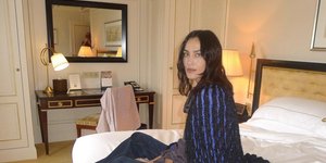 Στα Zara βρήκαμε το τζιν που λατρεύει η Αλέξα Τσανγκ