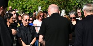 Η Βάσω και η Μαρία Μαζωνάκη στο τρισάγιο