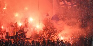 Οι φανατικοί οπαδοί της Μαρσέιγ στο πέταλό τους στο Βελοντρόμ με σημαίες και καπνογόνα