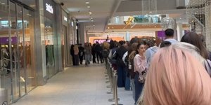 Τεράστια ουρά για το νέο κατάστημα της Victoria's Secret στο The Mall Athens