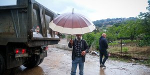 Άνθρωπος με ομπρέλα στη βροχή