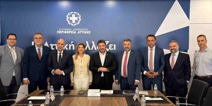 Ο Νίκος Χαρδαλιάς με τους επικεφαλής των επιμελητηρίων της Αττικής