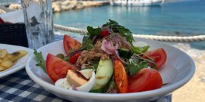 Χωριάτικη σαλάτα μπροστά σε θάλασσα