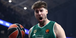 Ο Χουάντσο Ερνανγκόμεθ πανηγυρίζει σε αγώνα του Παναθηναϊκού AKTOR στην Euroleague