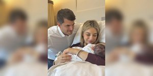 Ο Δήμαρχος Κηφισιάς με τη σύζυγό τους και το νεογέννητο παιδί τους