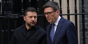 Ζελένσκι και Μπέρναμ έξω από την Ντάουνινγκ Στριτ