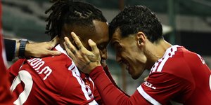 Ο Ζέλσον Μαρτίνς και ο Τσικίνιο πανηγυρίζουν το γκολ νίκης κόντρα στην Κηφισιά