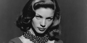 «Αν με χρειαστείς απλά σφύριξε. Ξέρεις να σφυρίζεις, έτσι; Απλά ενώνεις τα χείλη και φυσάς». Η ατάκα από την ταινία «To have and have not» που έκανε διάσημη την Λορίν Μπακόλ με τη βραχνή φωνή, το καθηλωτικό βλέμμα και το τσιγάρο που πάντα κρατούσε στα δάκ