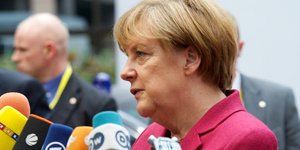 Η Μέρκελ κουνά το δάχτυλο στον Πούτιν (SOOC)