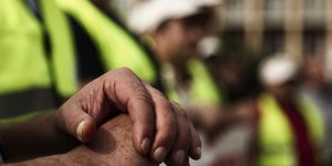 Χωρίς ασφάλιση ένας στους τέσσερις εργαζόμενους (SOOC/ ΝΙΚΟΣ ΛΥΜΠΕΡΤΑΣ)