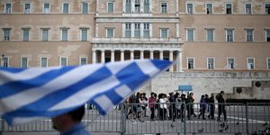 Τρόικα: Τρύπες στον προϋπολογισμό ως το 2017 επιβάλλουν μέτρα (SOOC/ ΚΩΝΣΤΑΝΤΙΝΟΣ ΤΣΑΚΑΛΙΔΗΣ)