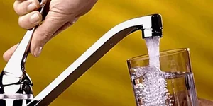 Λάσπη και σκουλήκια «τρέχουν» από τις βρύσες των σπιτιών στη Νέα Μανωλάδα 