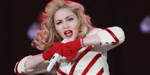 Πόσοι βοηθοί χρειάζονται για να δέσουν τις μπότες της Madonna; [εικόνες]